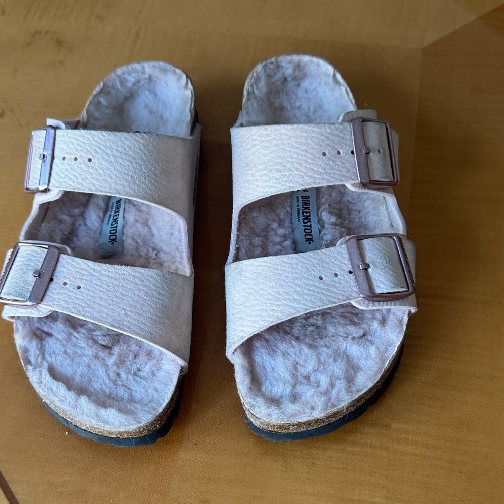 Birkenstock  womenSlippers - Light Pink Birkenstock. Size 39